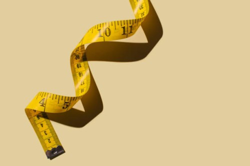 measuring tapes on beige background - fashion photos et images de collection