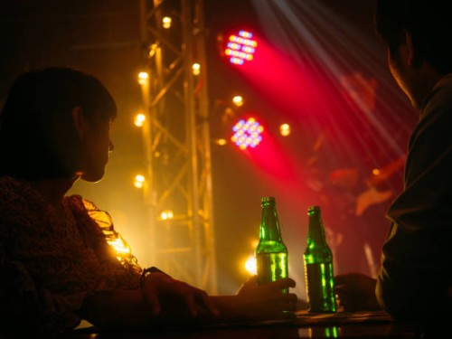 menschenmassen im nachtclub. - concert stock-fotos und bilder