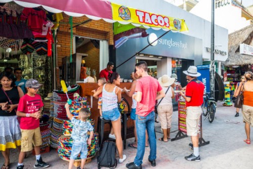 mensen kopen hapjes en drankjes op 5th avenue, playa del carmen, mexico - junk food stockfoto's en -beelden