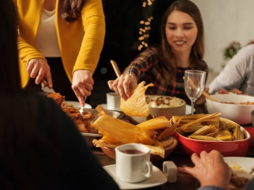 mexikanische junge frau, die essen vom tisch nimmt - garden decoration stock-fotos und bilder