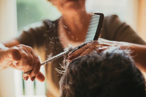 midsection of female barber cutting male customers hair - hairstyle fotografías e imágenes de stock