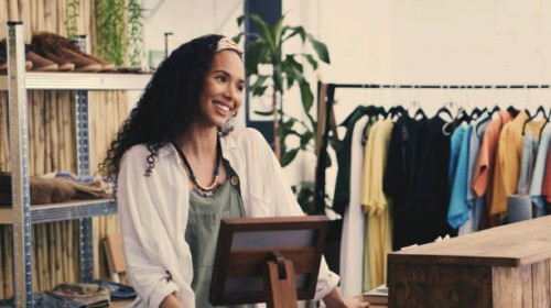 moda, cajera y mujer en la tienda, ventas de pequeñas empresas con sonrisa amistosa, pos y compras. ropa vintage, persona feliz y regístrese en una tienda de segunda mano, trabajadora minorista y gerente de una boutique de lu