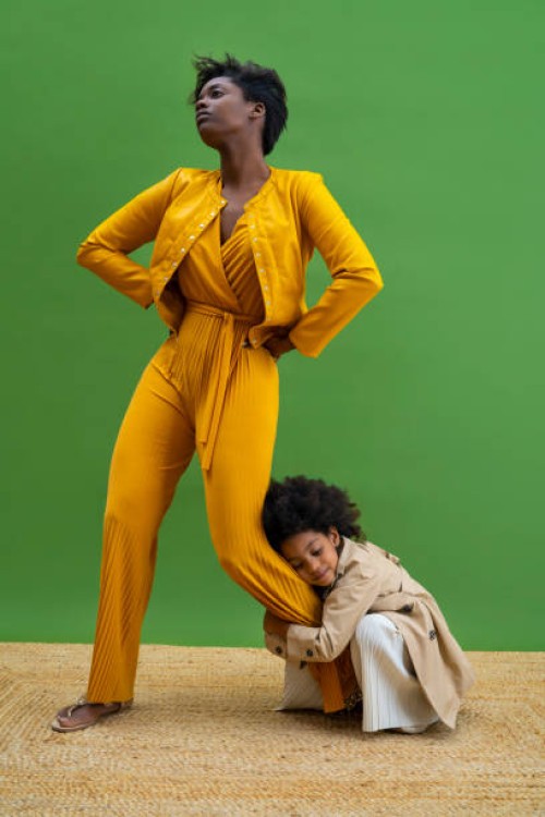 mode-model mutter und tochter umarmung - fashion stock-fotos und bilder