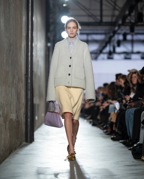 Model walks the runway at the N°21 fashion show during the Milan Fashion Week - Womenswear Fall/Winter 2025/2026 on February 25, 2025 in Milan, Italy.