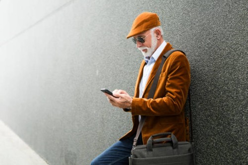 modische senior mann im freien mit sonnenbrille schleifen massage - fashion stock-fotos und bilder