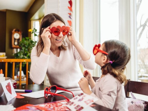 moeder en jonge dochter knutselen voor valentijnsdag - home decoration stockfoto's en -beelden