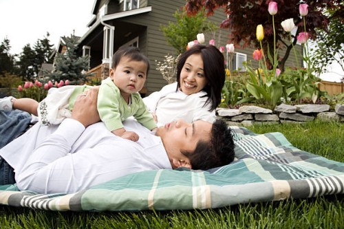 moments en famille - garden decoration photos et images de collection