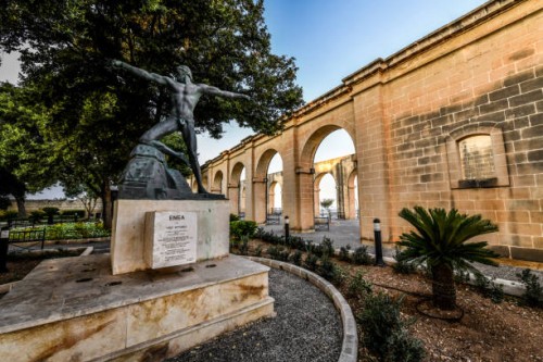 monument enea di ugo attardi dans les jardins de lower barrakka à la valette, malte - garden decoration photos et images de collection