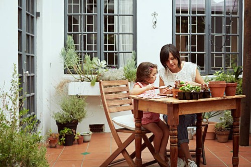 mother and daughter gardening - garden decoration photos et images de collection