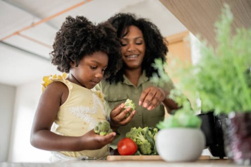 mother teaching daughter how to prepare vegetables - food stock pictures, royalty-free photos & images