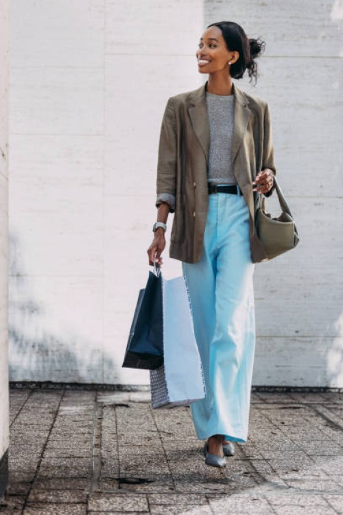 mujer elegante caminando con bolsas de compras en entorno urbano - fashion fotografías e imágenes de stock