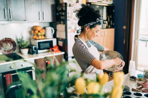 mujer horneando magdalenas - food fotografías e imágenes de stock