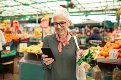 mujer mayor comprando en el mercado de agricultores - food fotografías e imágenes de stock