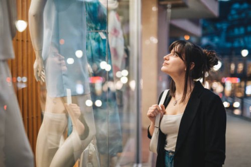 mujer mirando escaparates en la calle de la ciudad. - fashion fotografías e imágenes de stock