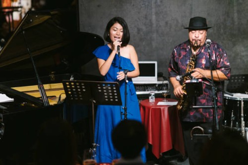 multi-ethnic jazz music group performing at stage - concert stock pictures, royalty-free photos & images