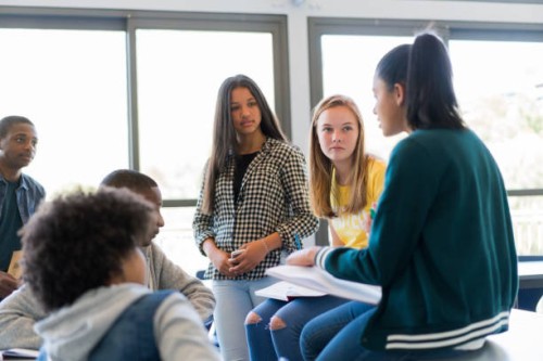 multi-ethnischen studenten diskutieren im klassenzimmer - fashion stock-fotos und bilder