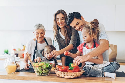 multi-generation family cooking - food stockfoto's en -beelden