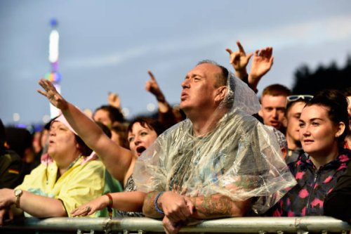 music festival crowd watching an act during rain - concert stock pictures, royalty-free photos & images
