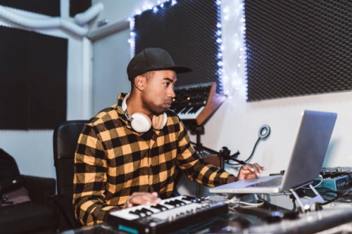 music producer in recording studio, composing base, producing music - concert stockfoto's en -beelden