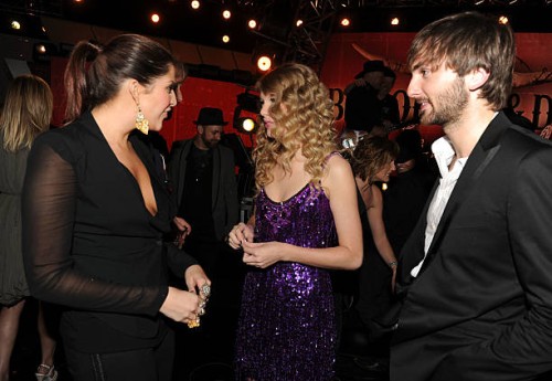 Musicians Hillary Scott, Taylor Swift, and Dave Haywood pose backstage during Brooks & Dunn's The Last Rodeo Show at MGM Grand Garden Arena on April...