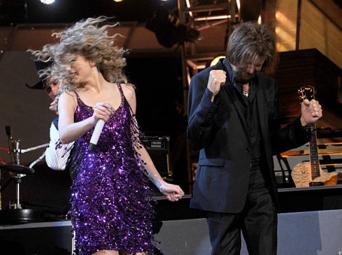 Musicians Taylor Swift and Ronnie Dunn of the band Brooks & Dunn onstage during Brooks & Dunn's The Last Rodeo Show at MGM Grand Garden Arena on...