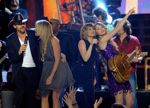 Musicians Tim McGraw, Faith Hill, Jennifer Nettles and Taylor Swift performs onstage during Brooks & Dunn's The Last Rodeo Show at MGM Grand Garden...