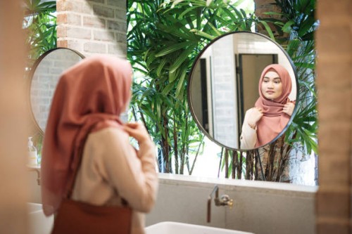 muslimische frau mit befestigung hijab in toilette - fashion stock-fotos und bilder