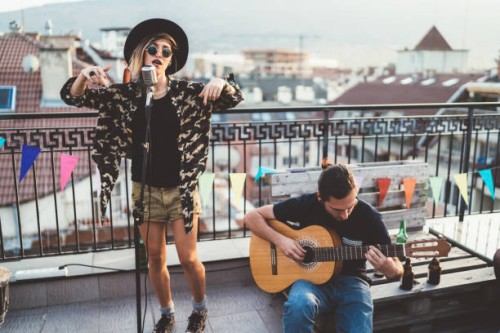 muziek band presteert op het dak party - concert stockfoto's en -beelden