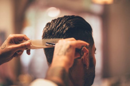 nahaufnahme der friseur die hände des mannes haarsträhne schneiden - hairstyle stock-fotos und bilder