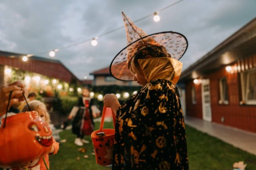 nette kleine hexe - garden decoration stock-fotos und bilder