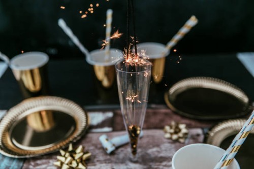 new years eve table with sparky lights - home decoration stockfoto's en -beelden