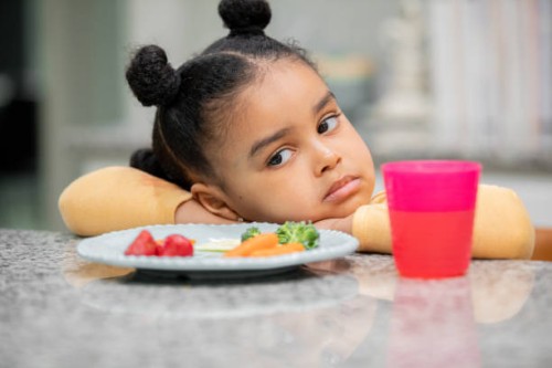 niña molesta se niega a comer comida saludable porque es quisquillosa con la comida - food fotografías e imágenes de stock
