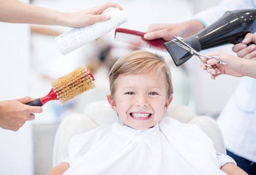 niño hairdressing en el salón - hairstyle fotografías e imágenes de stock