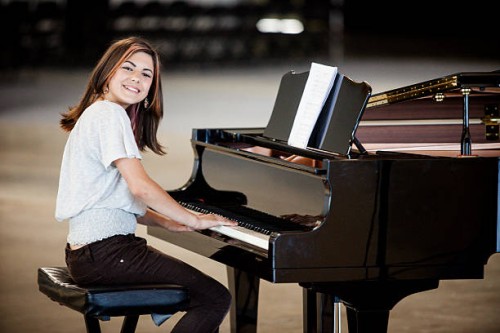 niedlich junges mädchen spielt klavier - concert stock-fotos und bilder
