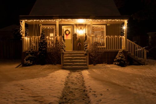 nighttime exterior of quaint house decorated for christmas - garden decoration stock pictures, royalty-free photos & images