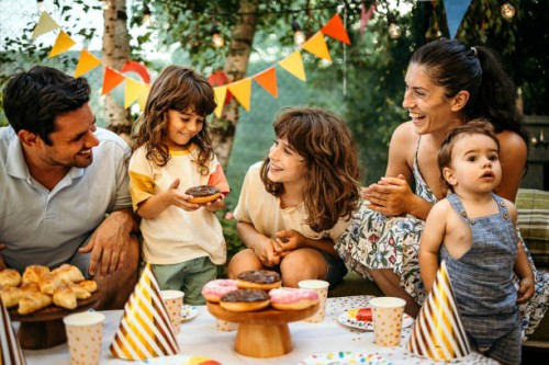 nous sommes une famille heureuse ! - garden decoration photos et images de collection