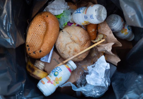 November 2023, Berlin: , Berlin. Bread rolls lie in a bin near Potsdamer Platz. Photo: Wolfram Steinberg/dpa Photo: Wolfram Steinberg/dpa