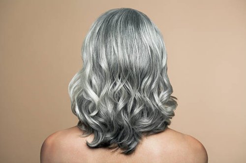 nude mature woman with grey hair, back view. - hairstyle stockfoto's en -beelden