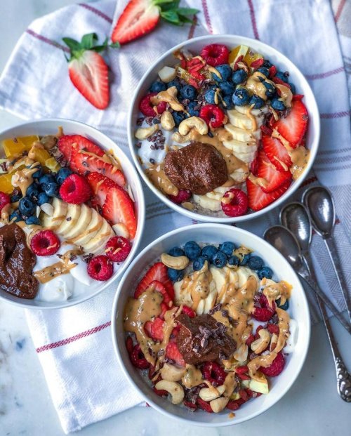 Oatmeal and Berry Smoothie Bowl