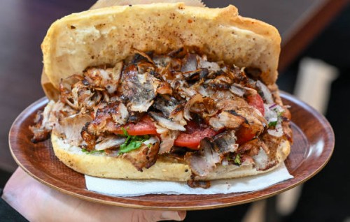 October 2024, Berlin: A kebab from the Elbis-Döner restaurant at Berliner Straße 2 in Wilmersdorf. Only veal is used here, seasoned according to...