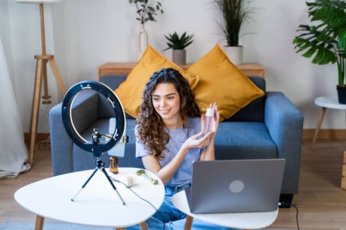 online beauty influencer presenting products - fashion stock pictures, royalty-free photos & images