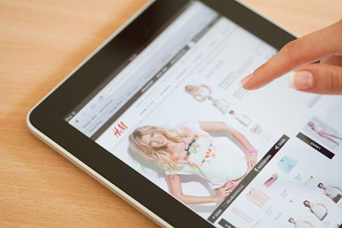online shopping with ipad at h&m store - fashion stock pictures, royalty-free photos & images