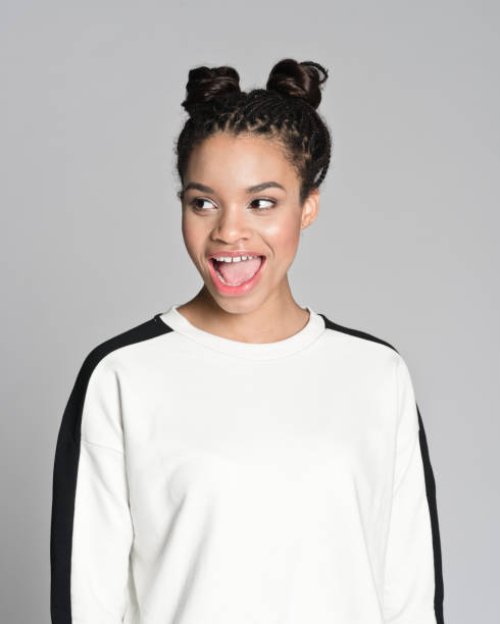 opgewonden afro-amerikaanse tiener meisje - hairstyle stockfoto's en -beelden