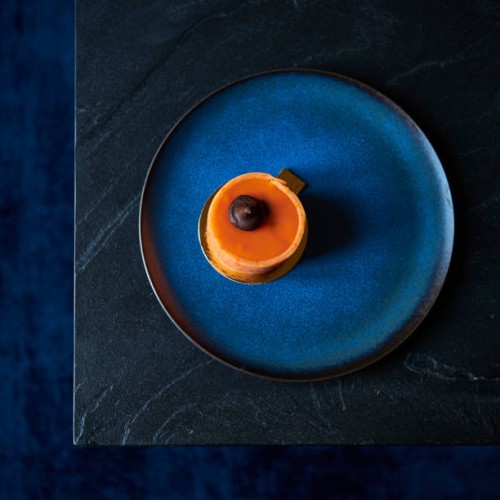 orange cake on blue plate - food stock pictures, royalty-free photos & images