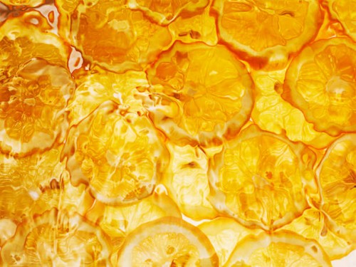orange slices under water - food stockfoto's en -beelden