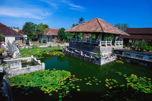 ornamental lake, raja of karangasem palace, amlapura, bali, indonesia - garden decoration stockfoto's en -beelden