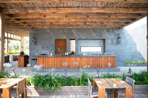 outdoor-entspannung im luxuriösen stil - garden decoration stock-fotos und bilder