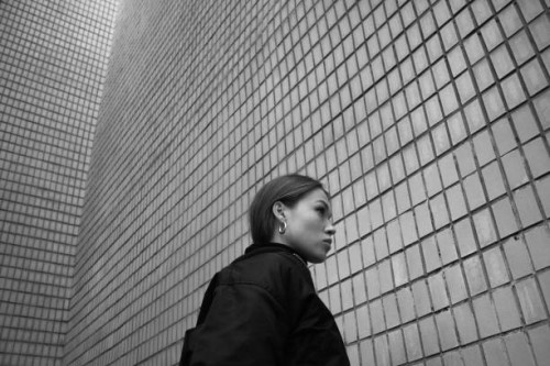 outdoor black and white portrait of the young woman - fashion stock pictures, royalty-free photos & images