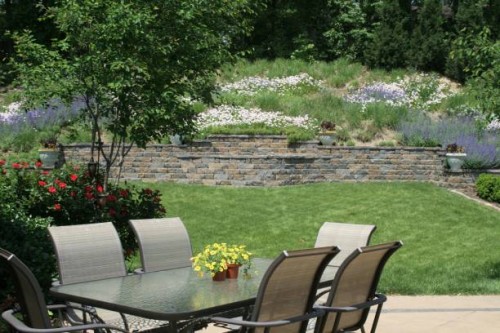 outside dining - garden decoration stockfoto's en -beelden