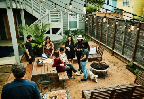 overhead view of group of friends hanging out in backyard preparing for barbecue - garden decoration photos et images de collection